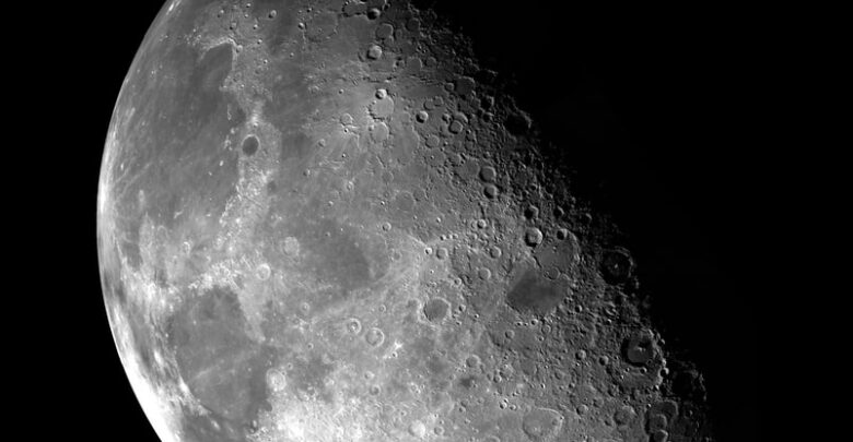 Une photographie de cratères sur la Lune.