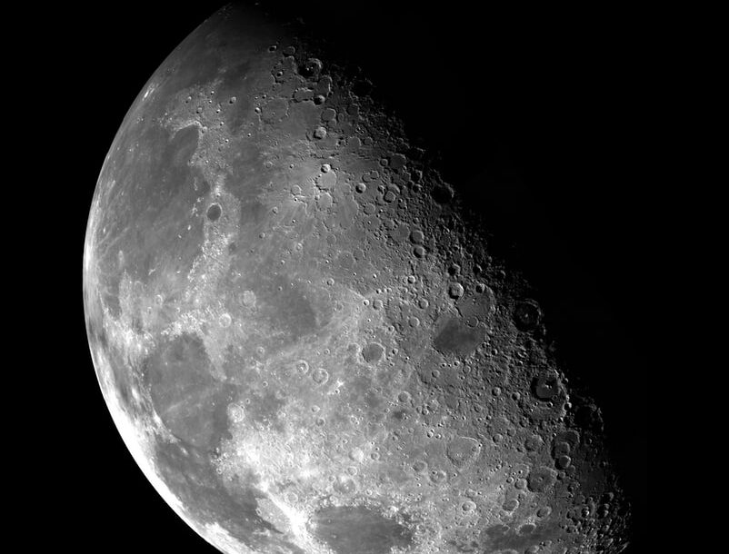 Une photographie de cratères sur la Lune.