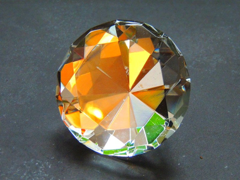 Un diamant scintillant de mille couleurs.