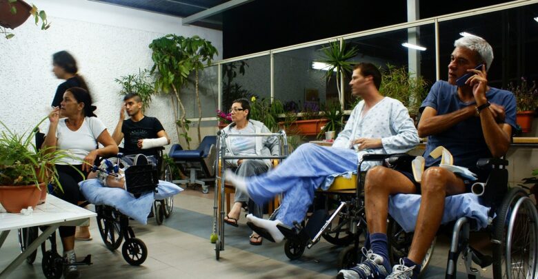 Des hommes et femmes en fauteuil roulant.